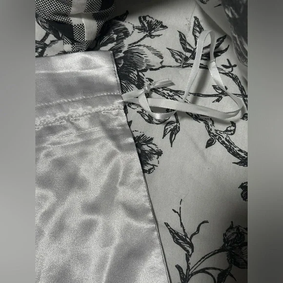 NWOT David’s Bridal White Satin Drawstring Bag - Picture 4 of 5